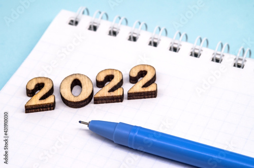 Figures 2022 on blue background. Banner 2022 and notepad.