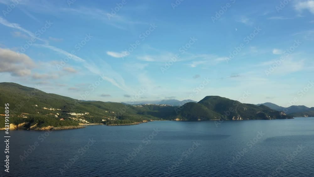 La campagne grecque sur la cote de Syvota au bord de la mer Ionienne et Méditerranée vers Igoumenitsa, en Épire, en Grèce, en été. La campagne grecque sur la cote de Syvota au bord de la mer Ionienne et Méditerranée vers Igoumenitsa, en Épire, en Grèce, en été.