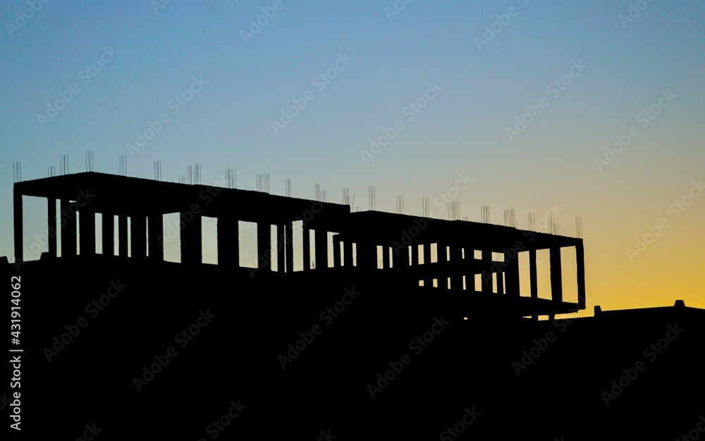 Obraz premium Silhouette of building construction 