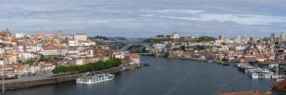 Vue sur Porto et le Pont Dom-Luís depuis Vila Nova de Gaia