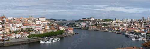 Vue sur Porto et le Pont Dom-Luís depuis Vila Nova de Gaia