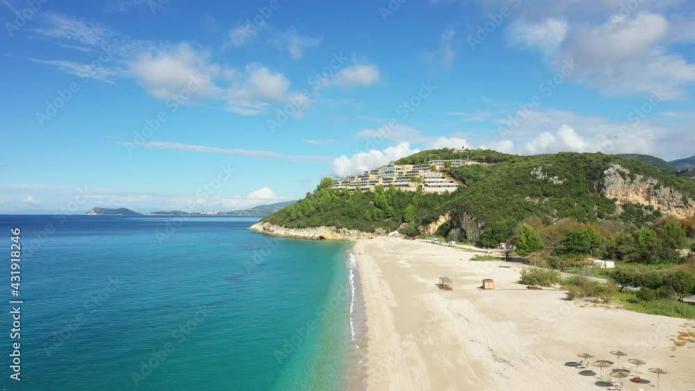 La plage de sable sur la cote grecque à Karavostasi au bord de la mer Ionienne et Méditerranée vers Igoumenitsa, en Épire, en Grèce, en été. La plage de sable sur la cote grecque à Karavostasi au bord de la mer Ionienne et Méditerranée vers Igoumenitsa, en Épire, en Grèce, en été.