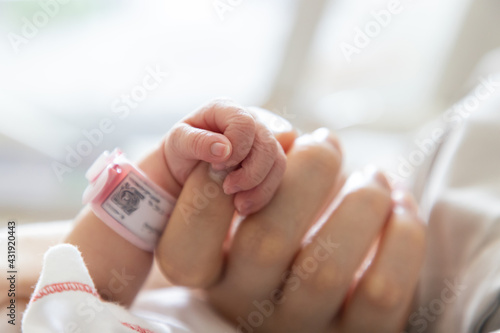 Obraz na plátně new born baby hand hold mum index finger