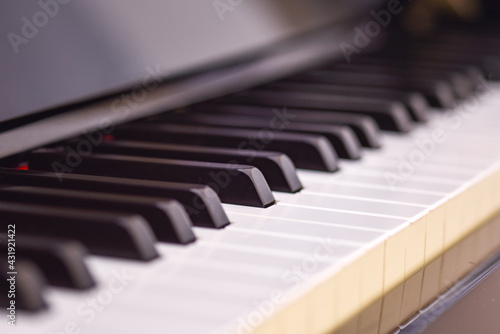 ピアノの鍵盤;手前にピントを合わせつつ、奥をぼかして文字入れスペースなどに使えるようにしました。