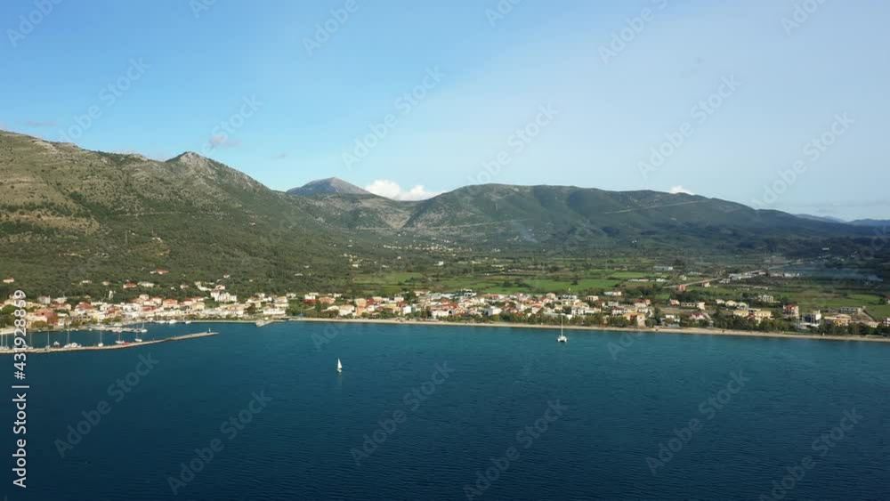 La cote du village de Plataria au bord de la mer Ionienne et Méditerranée vers Igoumenitsa, en Épire, en Grèce, en été. La cote du village de Plataria au bord de la mer Ionienne et Méditerranée vers Igoumenitsa, en Épire, en Grèce, en été.