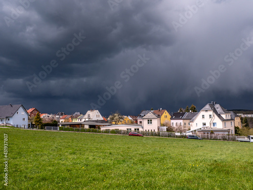 Unwetterwolken über einem Dorf