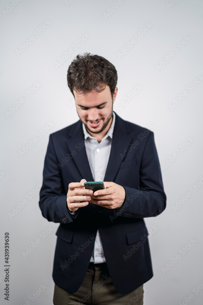 Chico de negocios joven vestido de chaqueta con fondo blanco posando Chico de negocios joven vestido de chaqueta con fondo blanco posando