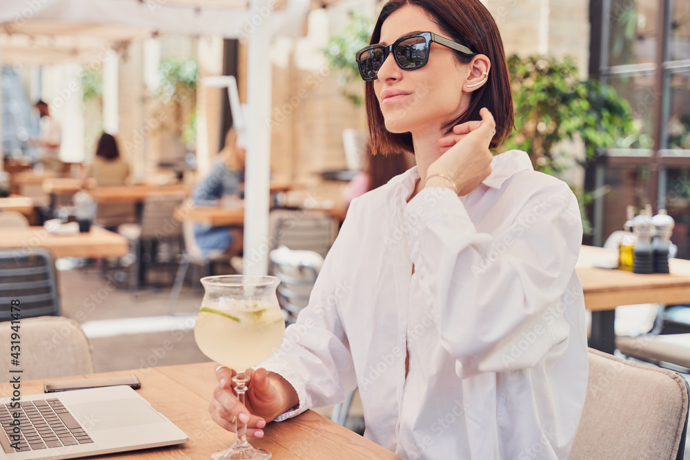 POrtrait of business woman in glasses drinking cocktail - obrazy, fototapety, plakaty 