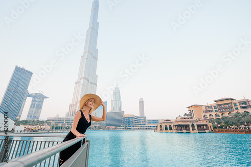 Sticker Young travelling woman enjoying the view of Dubai downtown.