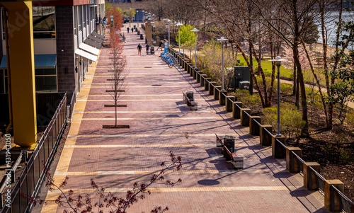 фотографія A beautiful walkway along the North Shore in Pittsburgh Pennsylvania