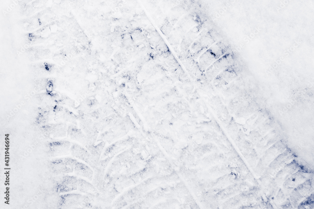 Obraz premium Trace of car tires in the fresh snow. Close up view from above