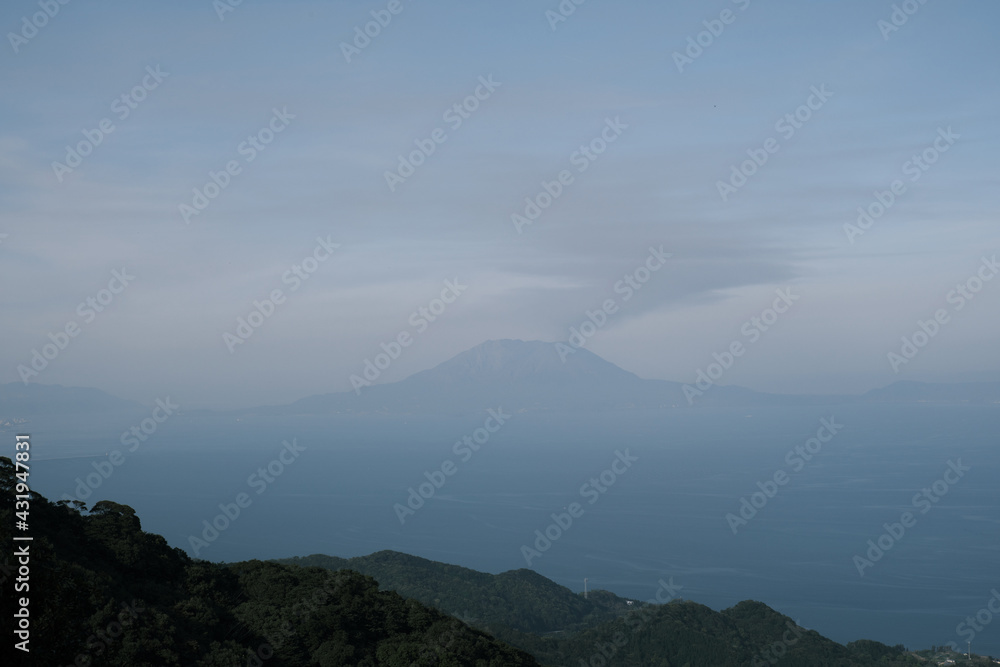 山から眺める桜島の風景