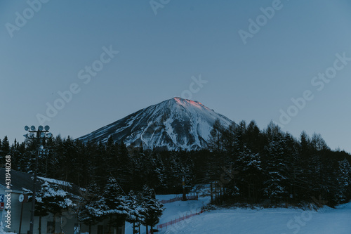 富士山。有名な日本の山。雪と夕日。日本イメージ。