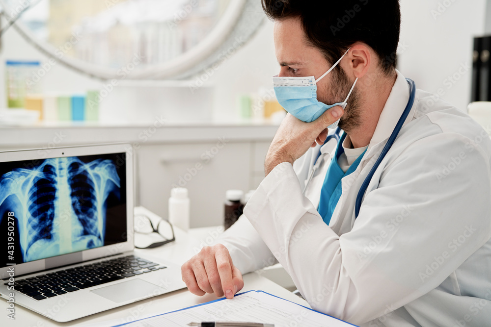 Doctor analyzing X-rays of the lungs, Poland, podkarpackie, Dƒôbica Doctor analyzing X-rays of the lungs, Poland, podkarpackie, Dƒôbica