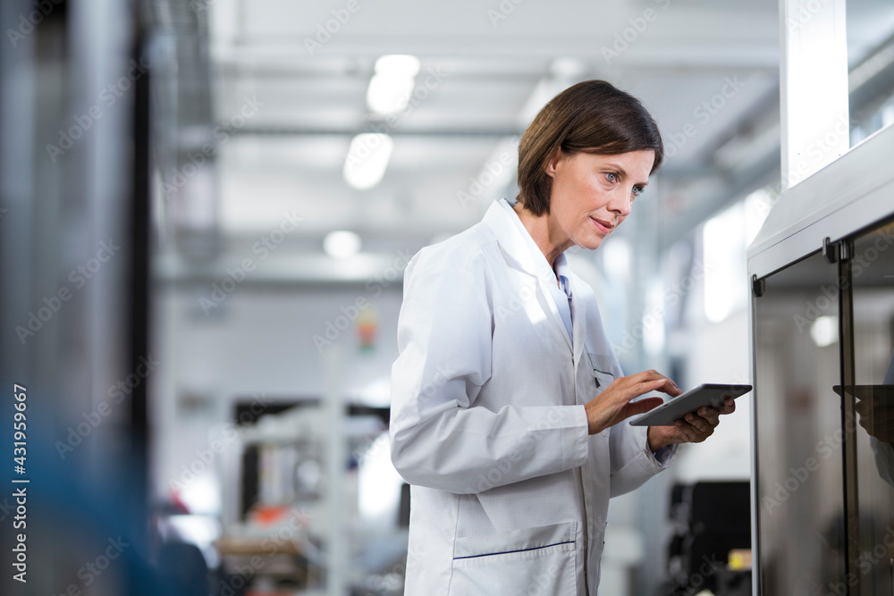 © Joseffson/Westend61 - Mature female technician using digital tablet at laboratory © Joseffson/Westend61 - Mature female technician using digital tablet at laboratory