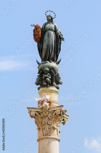 Obraz na płótnie The Column of the Immaculate Conception, is a nineteenth-century monument depicting the Blessed Virgin Mary, Piazza di Spagna