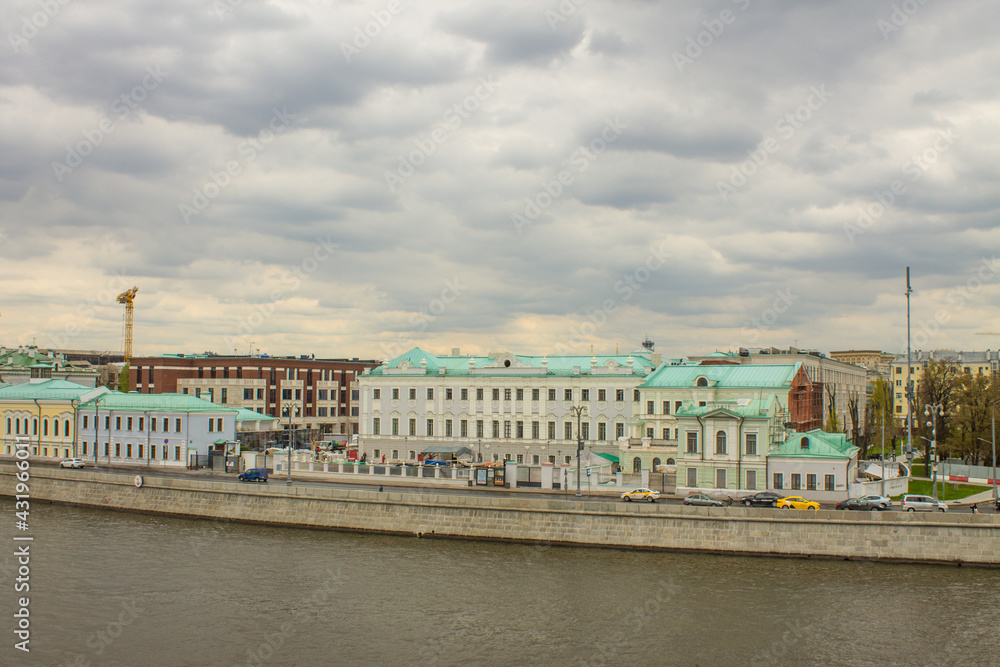 Naklejka premium panoramic view of the Moskva River and the Sofia embankment with historical buildings against a cloudy sky and space to copy in Moscow Russia