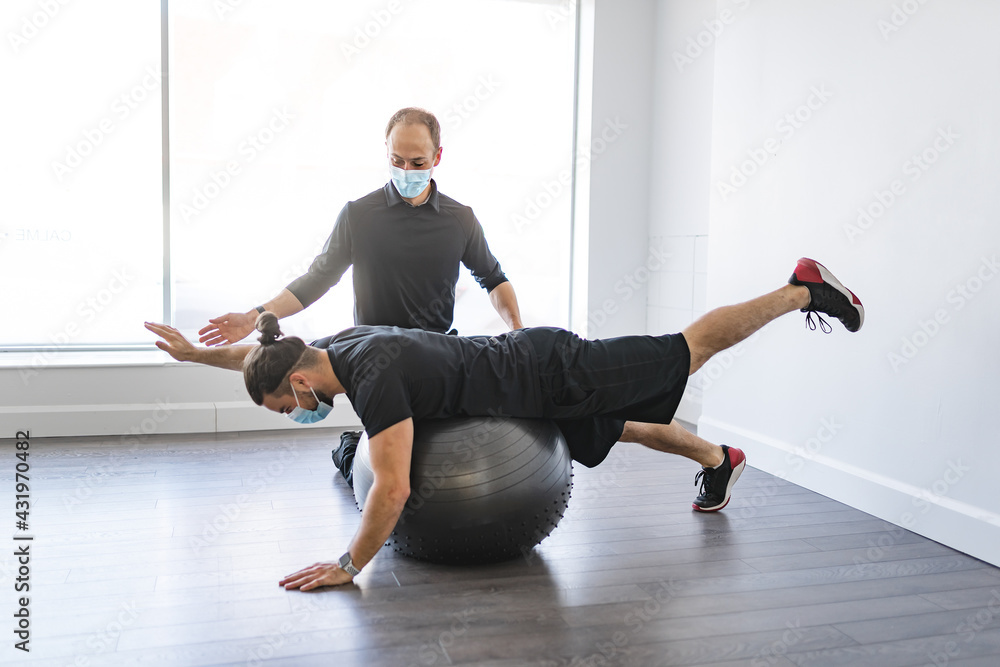 Obraz premium physiotherapist doing therapeutic exercises for patient at the clinic.