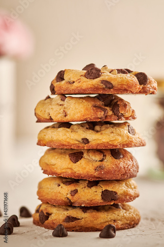 Wallpaper Mural galletas de chocolate una sobre la otra en un fondo blanco con flores  Torontodigital.ca