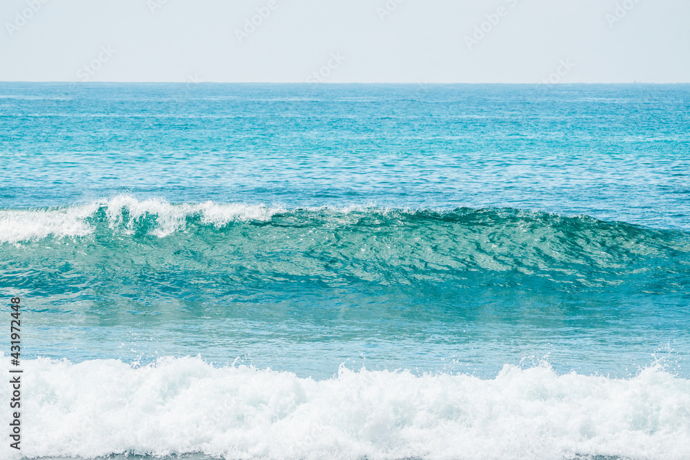 Naturalne piękne tło błękitny ocean. - obrazy, fototapety, plakaty 