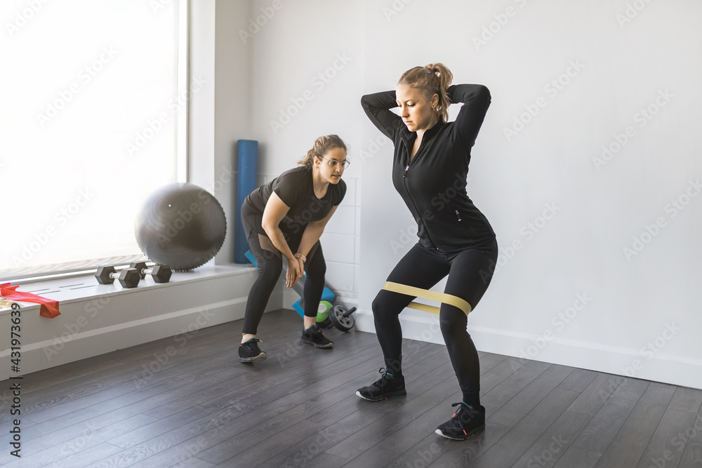 Obraz premium Trainer and client training at the gym