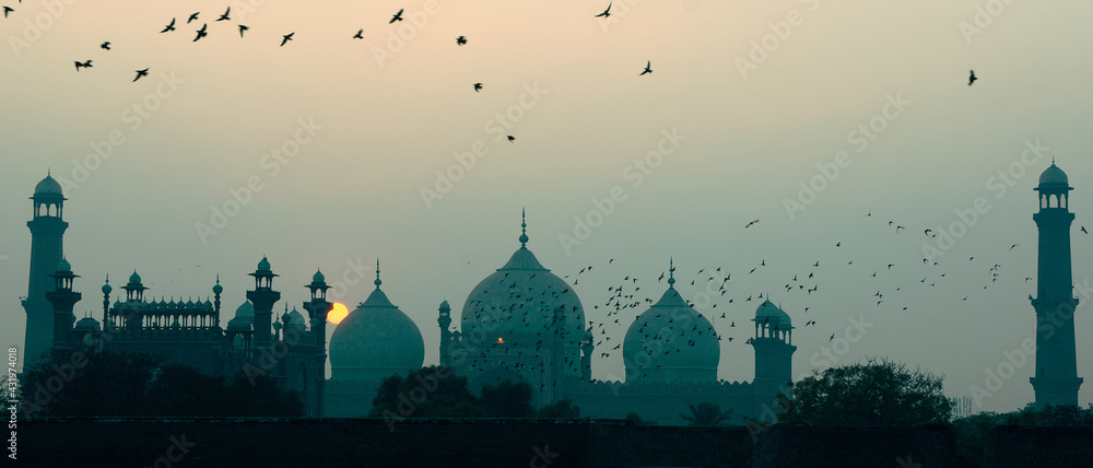  Sunset and birds with Badshahi Masjid Lahore - obrazy, fototapety, plakaty 