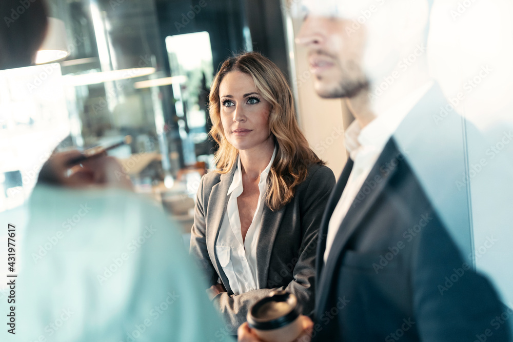 © JOSEP SURIA/Westend61 - Business people having discussion while standing at office