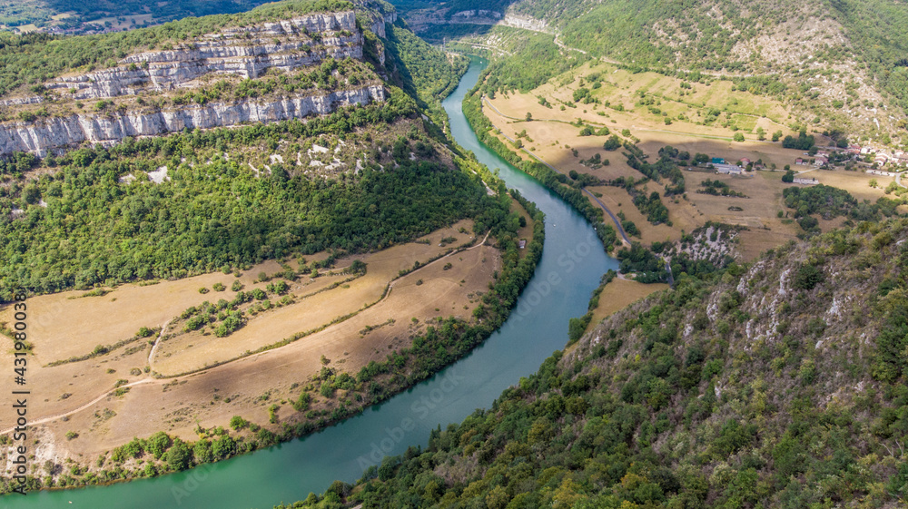 La rivière d'Ain et les falaises du Jarbonnet depuis Balvay, Ain, France