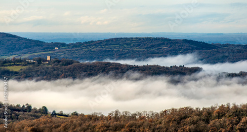 Brume sur les vallées du Revermont de l'Ain depuis Balvay, Bugey, France photo