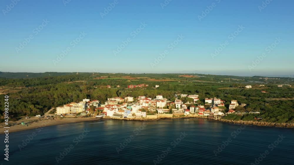 La vue panoramique de la ville de Arkoudi au bord de la mer Ionienne vers Patras, dans le Péloponnèse, en Grèce, en été. La vue panoramique de la ville de Arkoudi au bord de la mer Ionienne vers Patras, dans le Péloponnèse, en Grèce, en été.