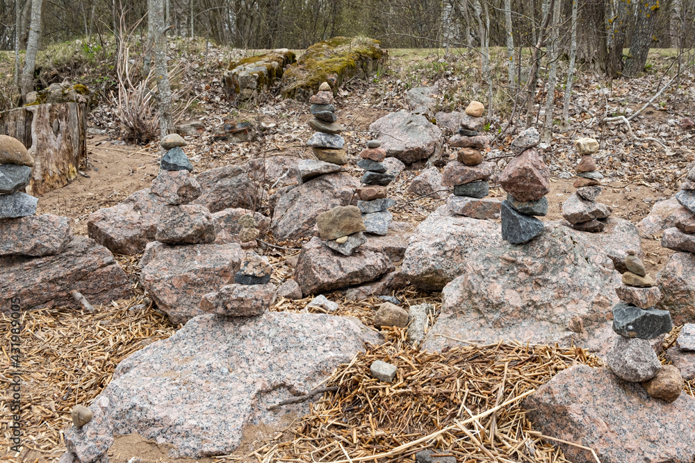 Obraz premium zen stack of rocks stones in dark forest a symbol of harmony and balance