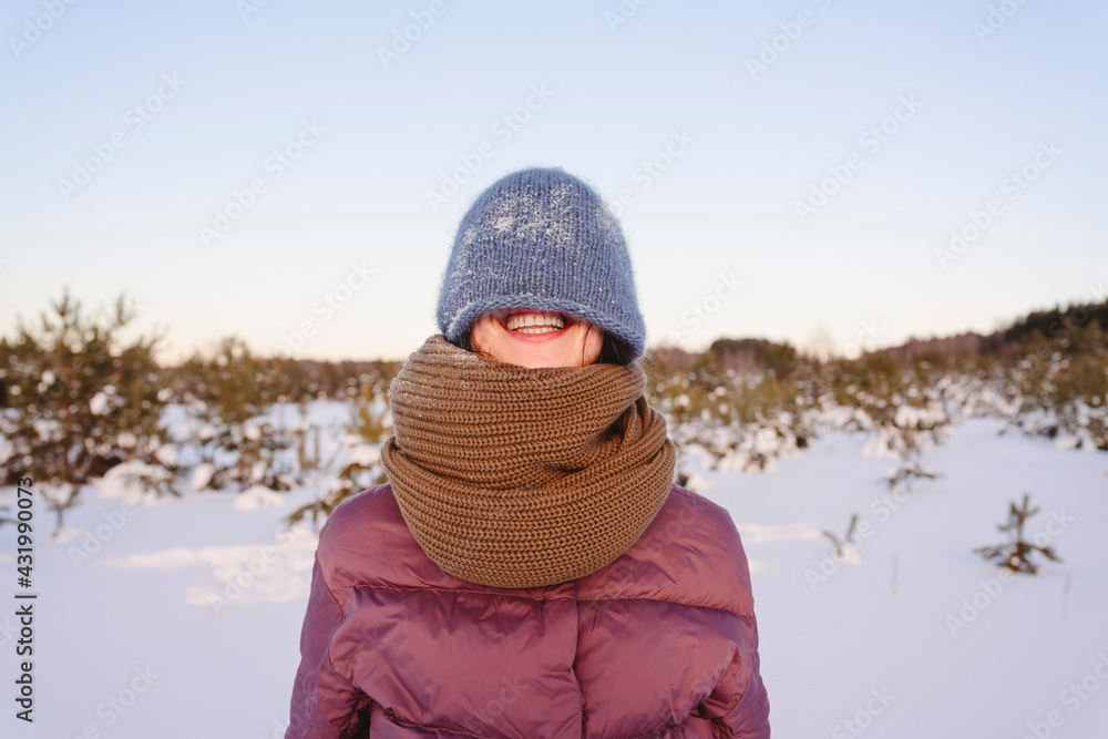 © Ekaterina Yakunina/Westend61 - Smiling woman face covered with knit hat against sky during winter © Ekaterina Yakunina/Westend61 - Smiling woman face covered with knit hat against sky during winter