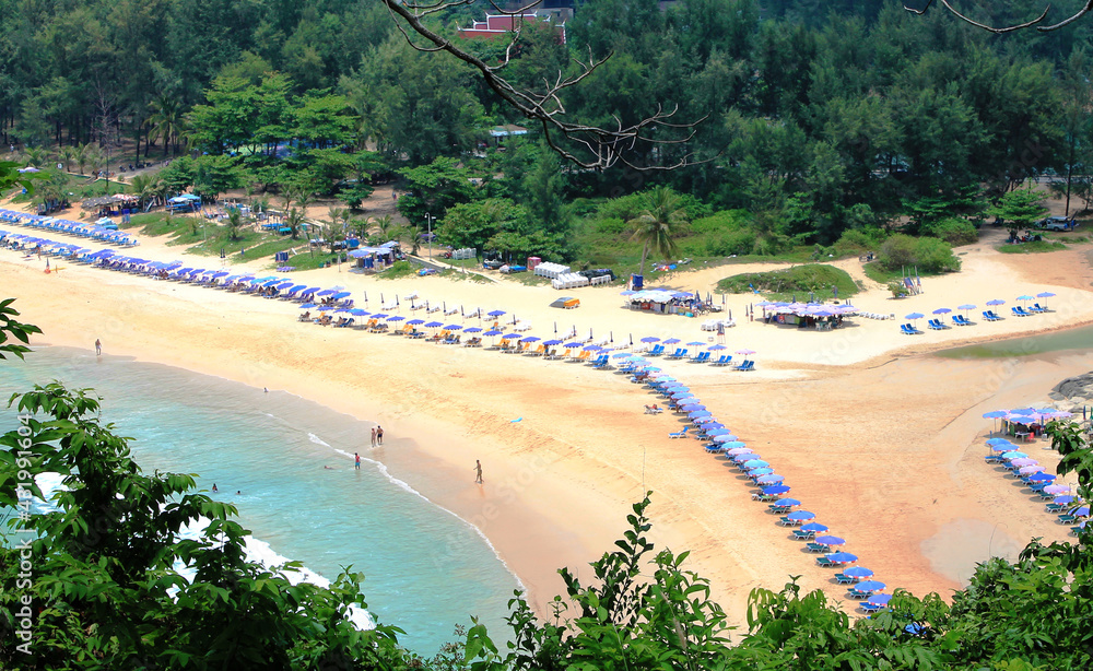 photo of sun beds in popular tropical paradise, blue ocean, azure water photo of sun beds in popular tropical paradise, blue ocean, azure water