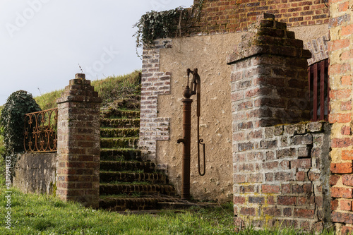 pompe à eau dans la cour d'une ferme percheronne
