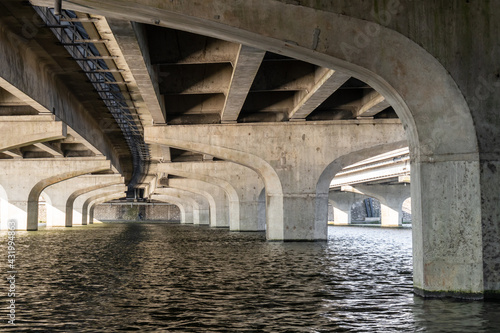 dessous de pont en béton