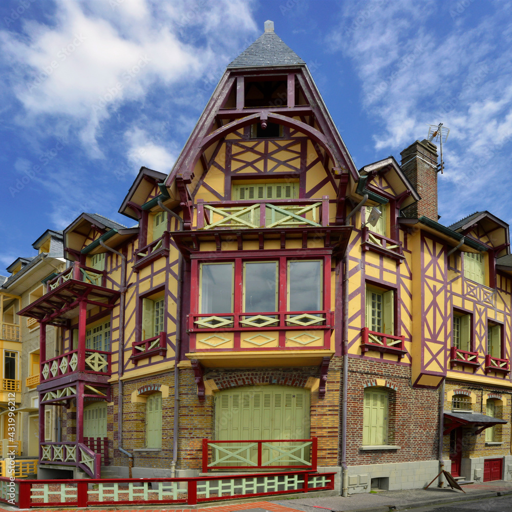 Fototapeta premium Carré angle de rue des maisons colorées de Mers-les-Bains (80350), département de la Somme en région Hauts-de-France, France