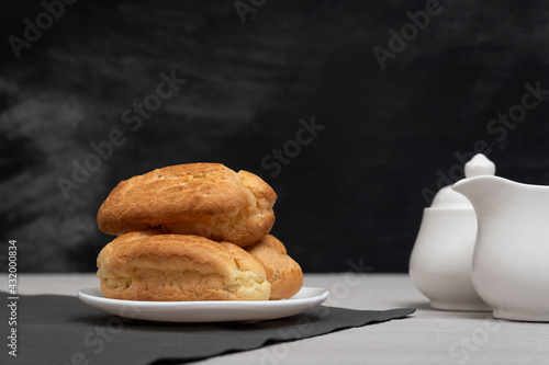 Fotografija Lush homemade eclairs and tea-drinking utensils