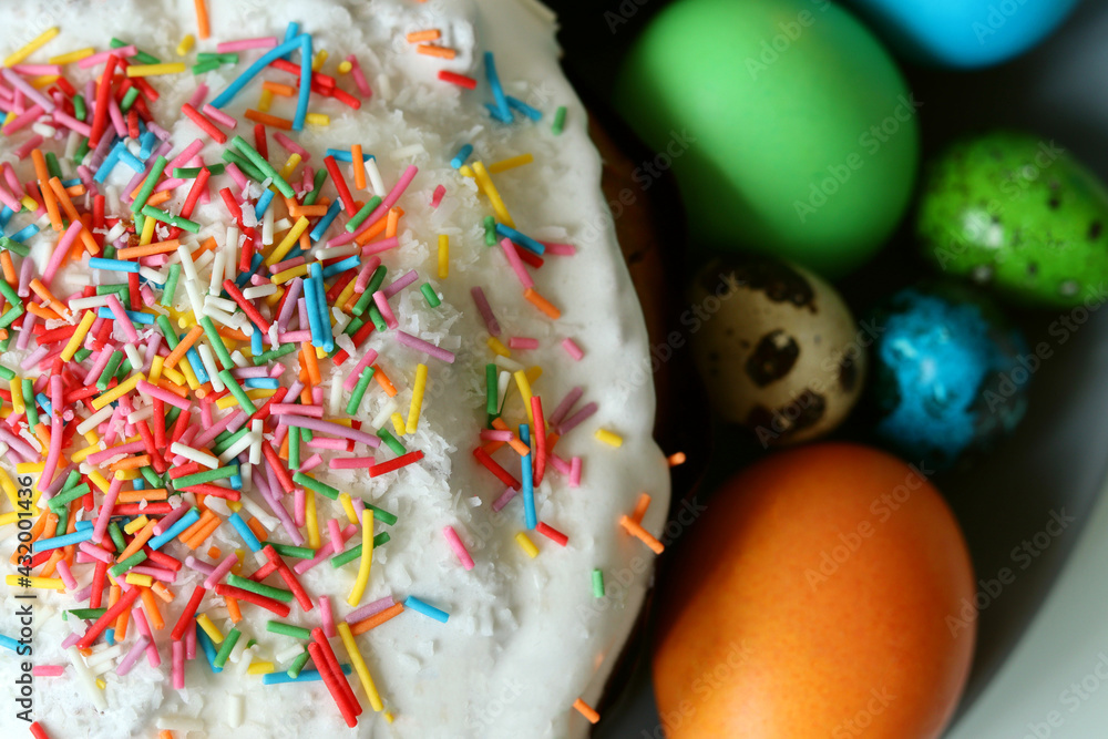 Naklejka premium Easter cake, pie with colored eggs