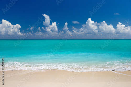 Fotografie tropical Maldives island with white sandy beach and sea