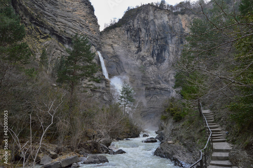 Acceso a la cascada alta de Sorrosal, a tan solo 5 minutos del municipio de Broto, Huesca, España.