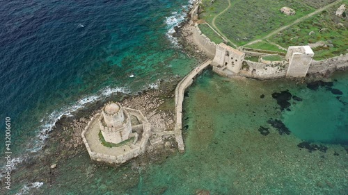 La tour Bourtzi devant l'entrée maritime du château de Methoni à Modon au bord de la mer Méditerranée vers Pylos, en Messénie, dans le Péloponnèse, en Grèce, en été. photo