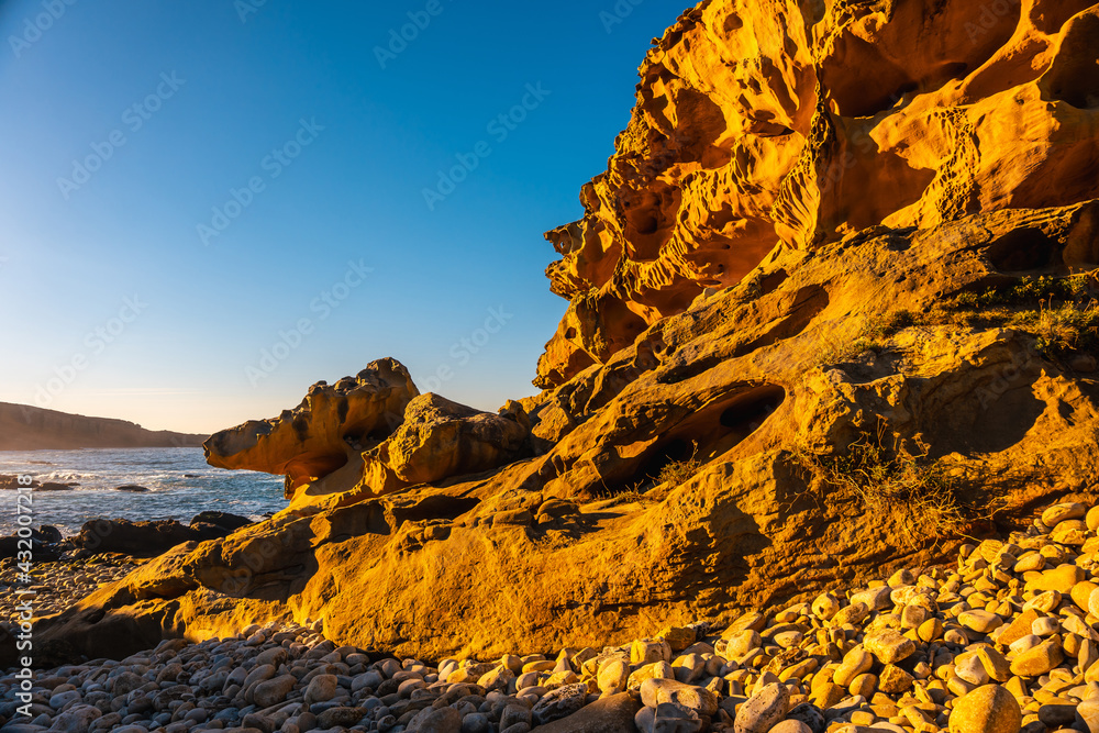 Obraz premium Sunset in the cove of stones in the mountain of Jaizkibel in the town of Pasajes near San Sebastian. Basque Country