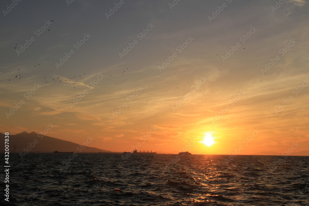 Obraz premium Sunset over the sea