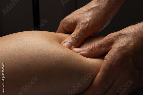 Foto The masseur presses on the points during the procedure, close-up