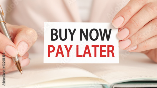 Foto a card in the hands of a businesswoman with the inscription buy now pay later