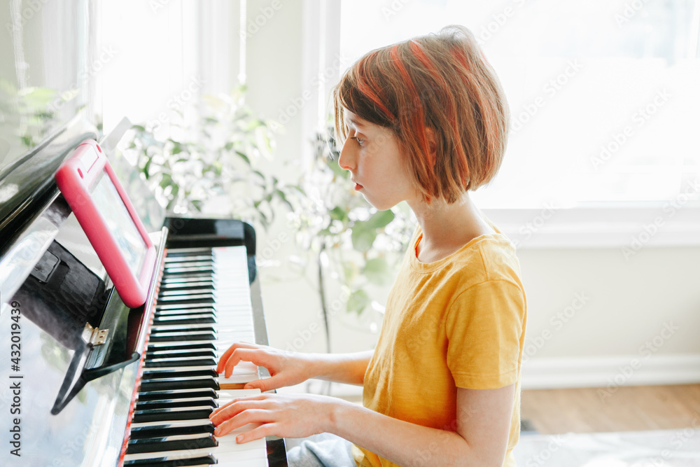 Играть на пианино. Пианино для девочек. She not play the piano. Ребенок за фортепиано. Девочка в классе на пианино.