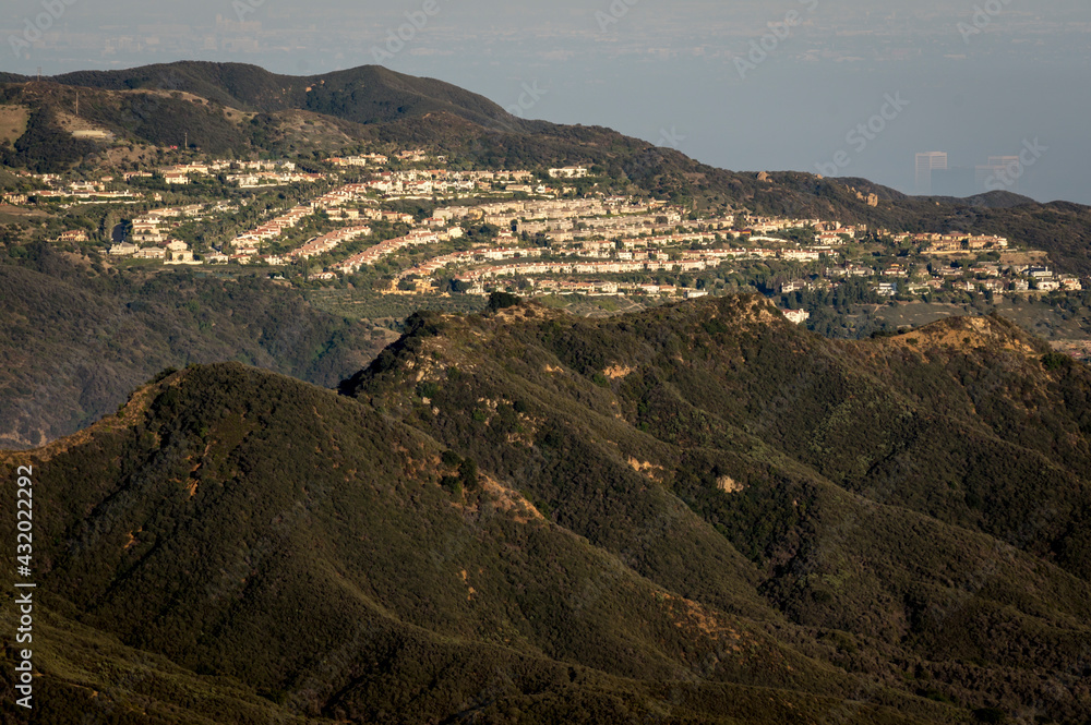 © Tandem Stock - Wildland urban interface (WUI), houses breaking up Santa Monica Mountains National Recreation Area, Los Angeles, California