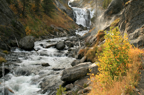 An enjoyable hiking trail in Yellowstone National Park that starts in Biscuit Basin takes you to Mystic Falls.
