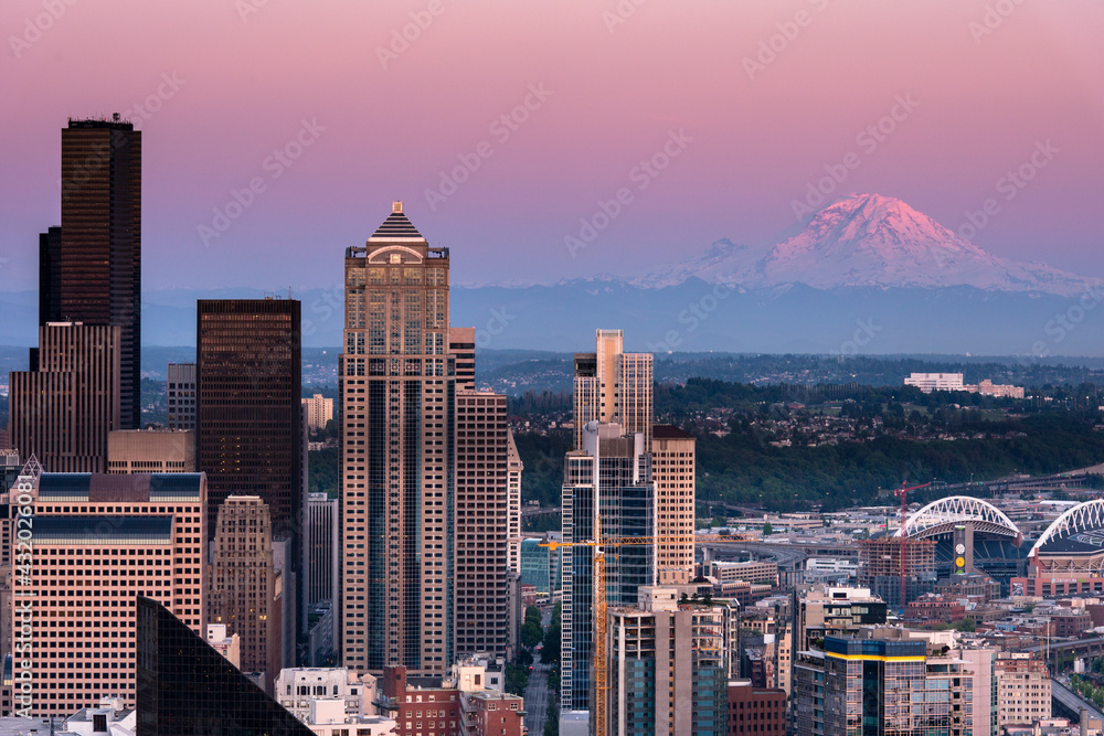 © Tandem Stock - The beautiful city of Seattle with Mount Rainier in the background at sunset. © Tandem Stock - The beautiful city of Seattle with Mount Rainier in the background at sunset.