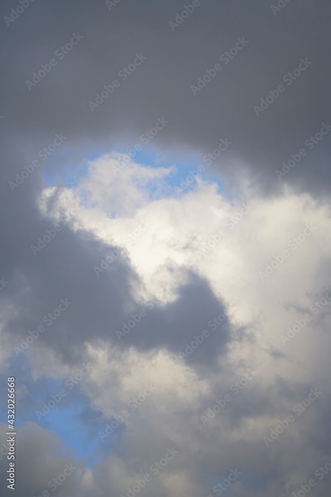 Wetter in Form von Wolken am späten Nachmittag bei typischem April Wetter Wetter in Form von Wolken am späten Nachmittag bei typischem April Wetter